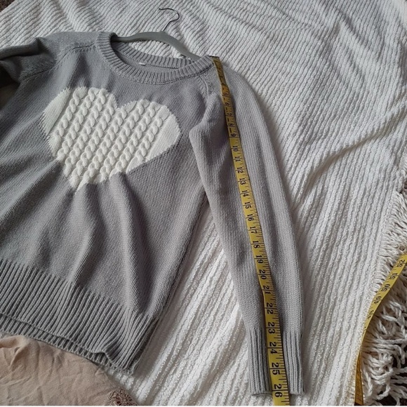 Elegant Gray Sweater with Heart Design - Picture 6 of 7
